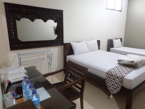 Ndalem Suratin Guesthouse : photo 5 de la chambre chambre familiale