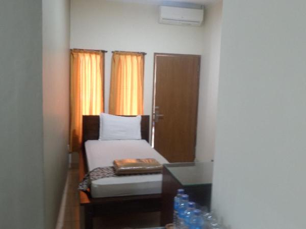 Ndalem Suratin Guesthouse : photo 6 de la chambre chambre familiale