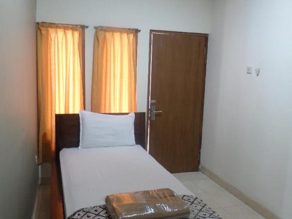 Ndalem Suratin Guesthouse : photo 7 de la chambre chambre familiale