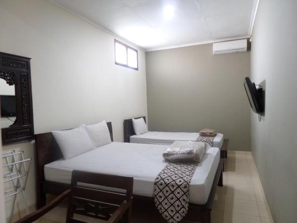 Ndalem Suratin Guesthouse : photo 2 de la chambre chambre familiale