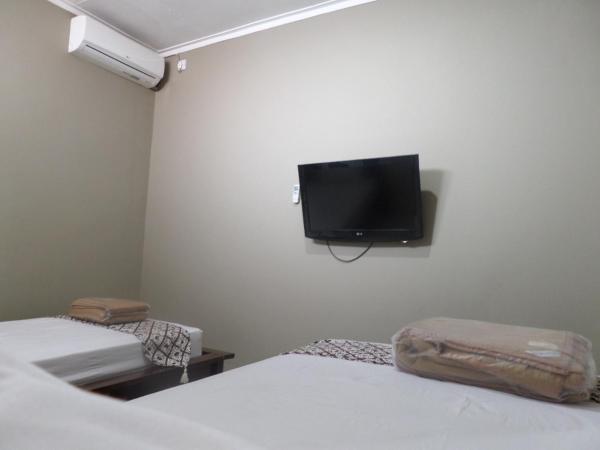 Ndalem Suratin Guesthouse : photo 8 de la chambre chambre familiale