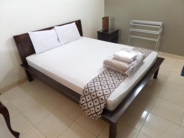 Ndalem Suratin Guesthouse : photo 1 de la chambre chambre double ou lits jumeaux standard