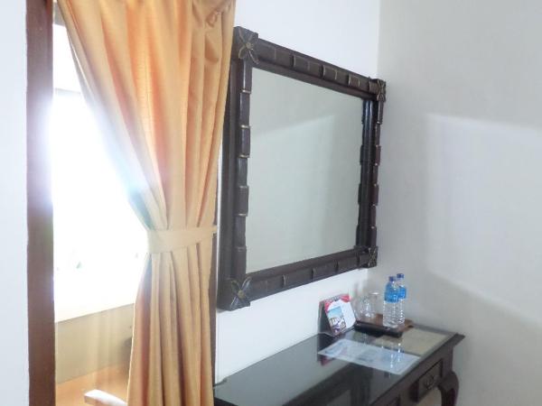 Ndalem Suratin Guesthouse : photo 5 de la chambre chambre double ou lits jumeaux standard