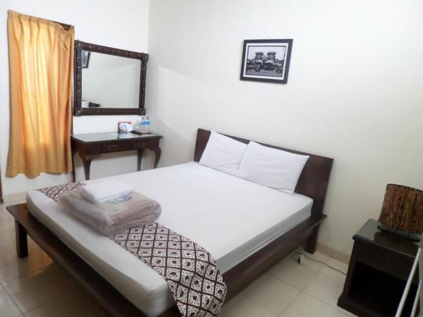 Ndalem Suratin Guesthouse : photo 10 de la chambre chambre double ou lits jumeaux standard