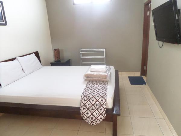 Ndalem Suratin Guesthouse : photo 9 de la chambre chambre double ou lits jumeaux standard