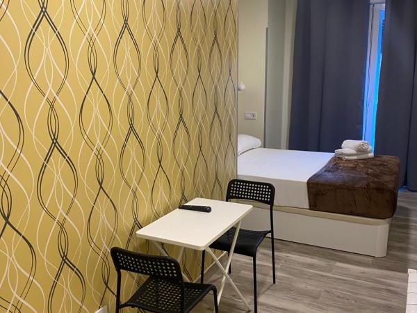 Hostal Alaska : photo 5 de la chambre chambre double deluxe avec balcon