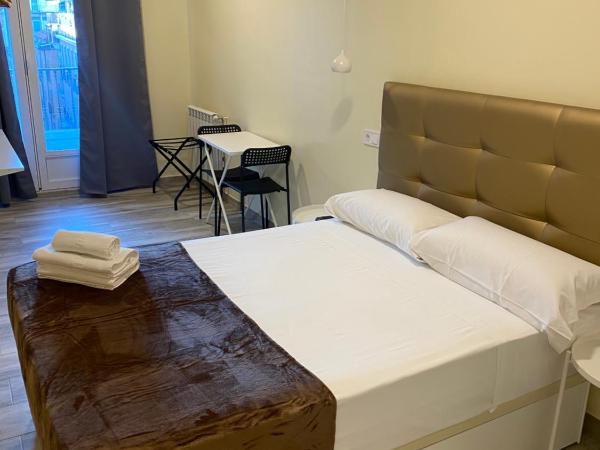 Hostal Alaska : photo 7 de la chambre chambre double deluxe avec balcon