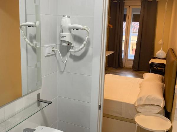 Hostal Alaska : photo 6 de la chambre chambre double deluxe avec balcon