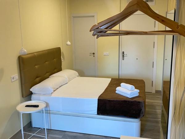 Hostal Alaska : photo 9 de la chambre chambre double deluxe avec balcon