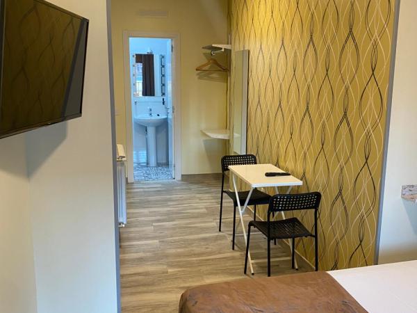 Hostal Alaska : photo 3 de la chambre chambre double deluxe avec balcon