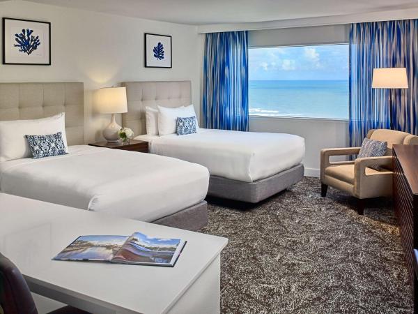 Sonesta Fort Lauderdale Beach : photo 1 de la chambre hébergement supérieur deluxe avec 2 lits doubles et ocean curve