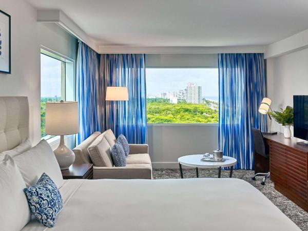 Sonesta Fort Lauderdale Beach : photo 1 de la chambre suite junior avec lit king-size et vue sur parc