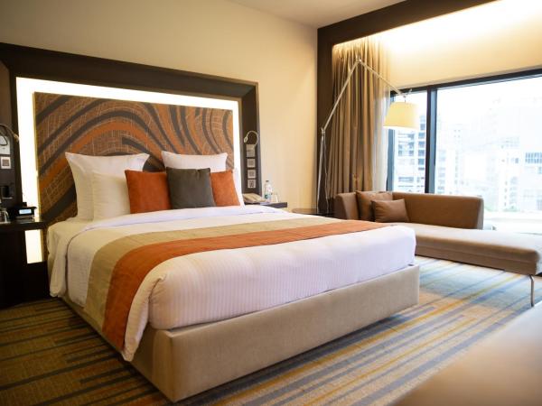Novotel Kolkata Hotel and Residences : photo 1 de la chambre superior king room -  - enjoy unlimited drinks between 6-8 pm (house brands only), snacks (chef’s special), choice of cocktails/mocktails at an additional cost of inr 1500 + tax per person