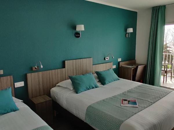 Logis Hôtel Les Bleuets : photo 3 de la chambre chambre triple supérieure vue mer - avec douche