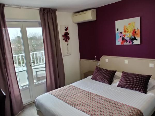 Logis Hôtel Les Bleuets : photo 1 de la chambre chambre double confort - vue sur mer