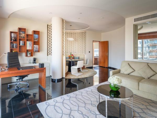 Jumeirah Emirates Towers Dubai : photo 1 de la chambre suite exécutive avec connexion directe au musée du futur, accès gratuit à la plage privée, petit-déjeuner, goûter signature, apéritif, rafraîchissements sans alcool et canapés
