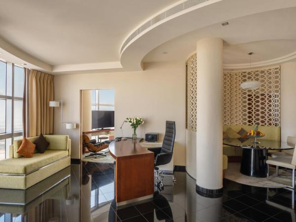 Jumeirah Emirates Towers Dubai : photo 2 de la chambre suite exécutive avec connexion directe au musée du futur, accès gratuit à la plage privée, petit-déjeuner, goûter signature, apéritif, rafraîchissements sans alcool et canapés