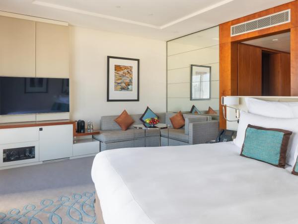 Jumeirah Emirates Towers Dubai : photo 4 de la chambre chambre club avec connexion directe au musée du futur, petit-déjeuner gratuit, goûter signature, apéritif, rafraîchissements sans alcool et canapés