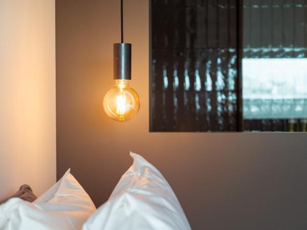 U Eat & Sleep Antwerp : photo 8 de la chambre chambre double supérieure avec baignoire et douche à effet pluie