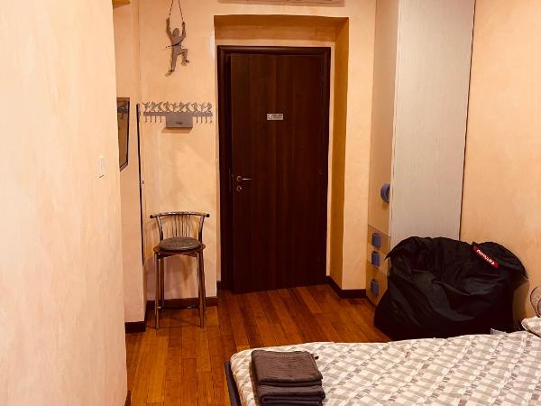 Casa Friends Lingotto Ospedali Metro Spezia : photo 9 de la chambre chambre lits jumeaux avec salle de bains privative