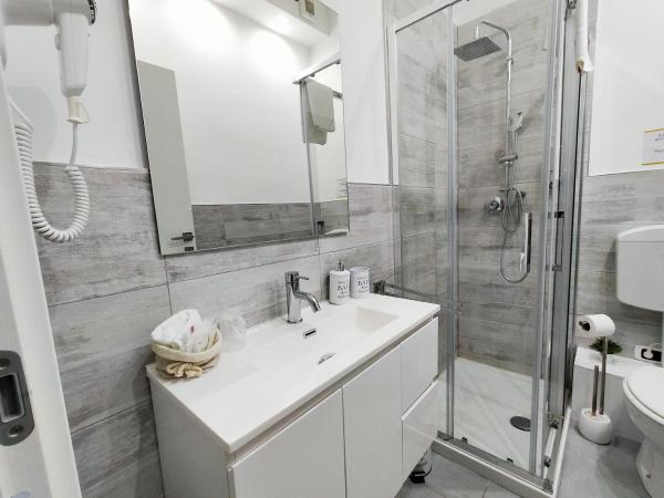 B&B Giovaldi's Torino : photo 9 de la chambre chambre double ou lits jumeaux avec salle de bains privative