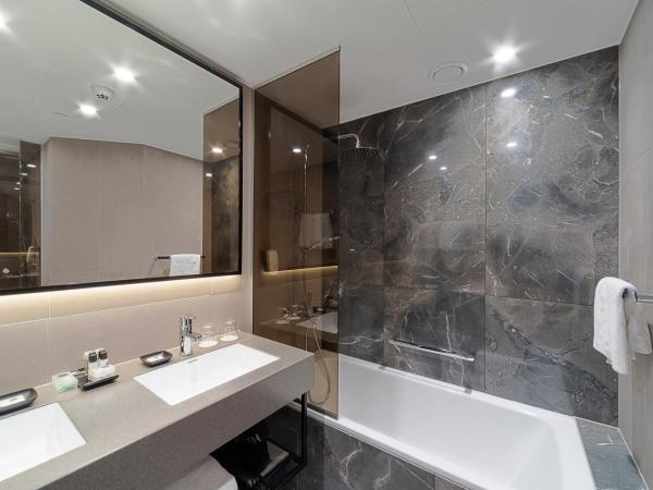 Holiday Inn Helsinki - Expo, an IHG Hotel : photo 4 de la chambre suite lit king-size – non-fumeurs