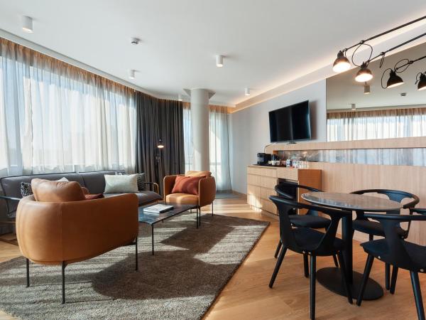 Holiday Inn Helsinki - Expo, an IHG Hotel : photo 1 de la chambre suite lit king-size – non-fumeurs
