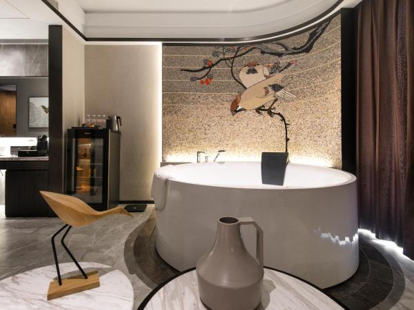 Qingdao Treasure Hotel : photo 7 de la chambre chambre double affaires avec baignoire