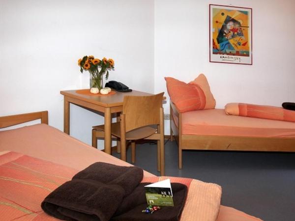 Haus Venusberg Jugendbildungsstätte Bonn : photo 4 de la chambre chambre lits jumeaux avec douche 