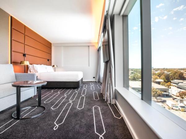 Holiday Inn Sydney Airport, an IHG Hotel : photo 10 de la chambre chambre lit king-size premium avec canapé-lit