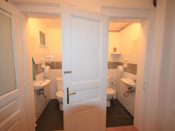 Travel&Joy backpackers : photo 8 de la chambre chambre lits jumeaux avec salle de bains commune