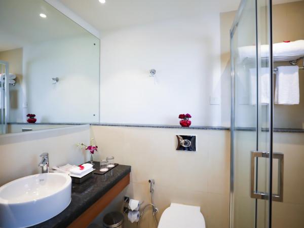 Regenta Suites Gurugram, Sohna Road, Sector 49 : photo 5 de la chambre chambre double exécutive avec balcon