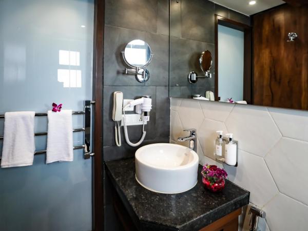 Regenta Suites Gurugram, Sohna Road, Sector 49 : photo 6 de la chambre executive room with kitchenette and balcony