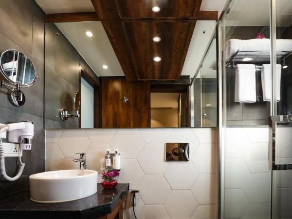 Regenta Suites Gurugram, Sohna Road, Sector 49 : photo 5 de la chambre executive room with kitchenette and balcony