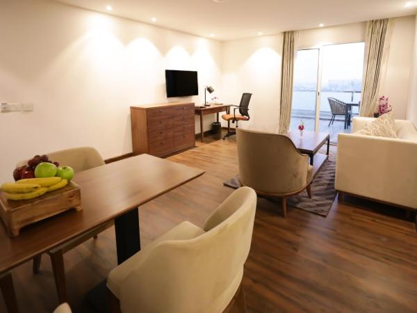 Regenta Suites Gurugram, Sohna Road, Sector 49 : photo 8 de la chambre suite premium avec terrasse