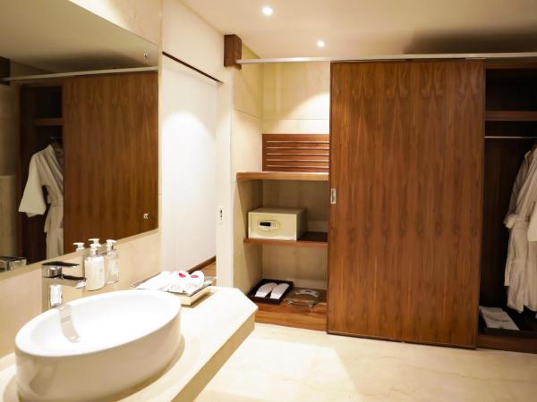 Regenta Suites Gurugram, Sohna Road, Sector 49 : photo 10 de la chambre suite présidentielle avec terrasse