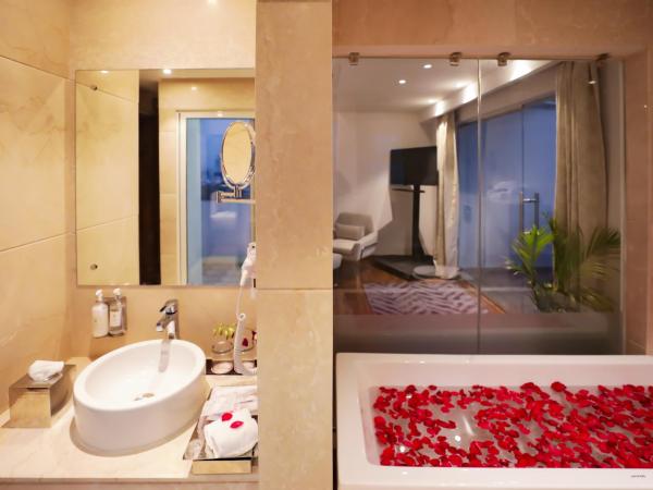 Regenta Suites Gurugram, Sohna Road, Sector 49 : photo 7 de la chambre suite présidentielle avec terrasse