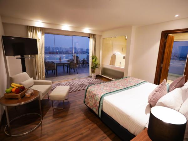 Regenta Suites Gurugram, Sohna Road, Sector 49 : photo 5 de la chambre suite présidentielle avec terrasse