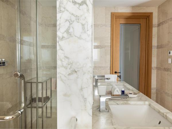 Four Seasons Hotel Tunis : photo 3 de la chambre chambre lit king-size de luxe - vue sur mer