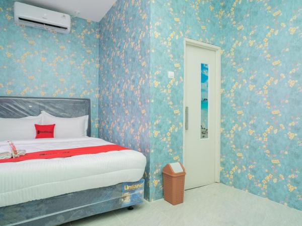 RedDoorz Plus near ITC Cempaka Mas 2 : photo 2 de la chambre chambre double standard