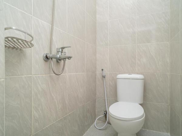 RedDoorz Plus near ITC Cempaka Mas 2 : photo 7 de la chambre chambre double standard