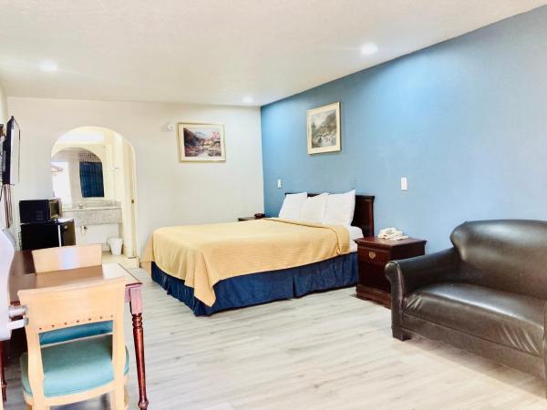 Americas Best Value Inn and Suites Houston/Northwest Brookhollow : photo 1 de la chambre hébergement lit king-size standard