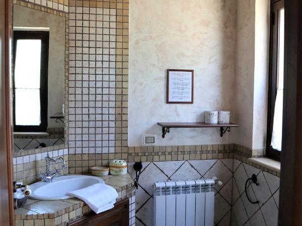 B&B Villa Giusy : photo 7 de la chambre chambre quadruple avec salle de bains privative