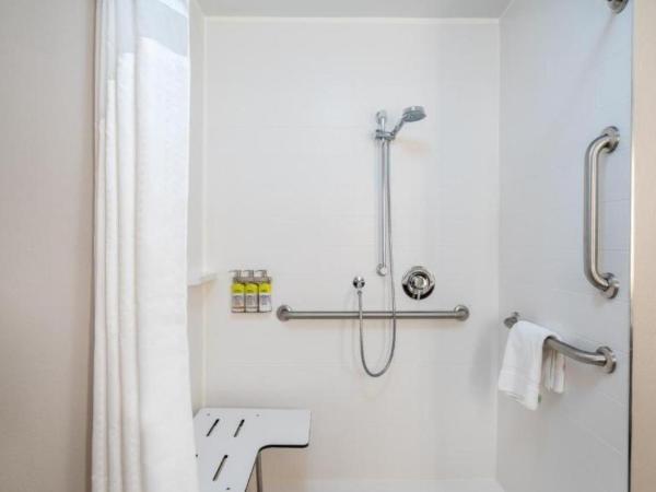 Holiday Inn Express & Suites - Nashville MetroCenter Downtown, an IHG Hotel : photo 4 de la chambre standard queen room with two queen beds - extra floor space