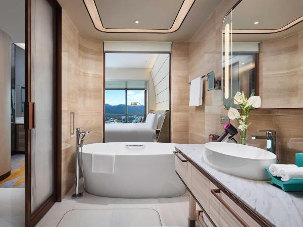 InterContinental Chongqing Raffles City, an IHG Hotel : photo 1 de la chambre chambre lit king-size classique avec vue sur la ville