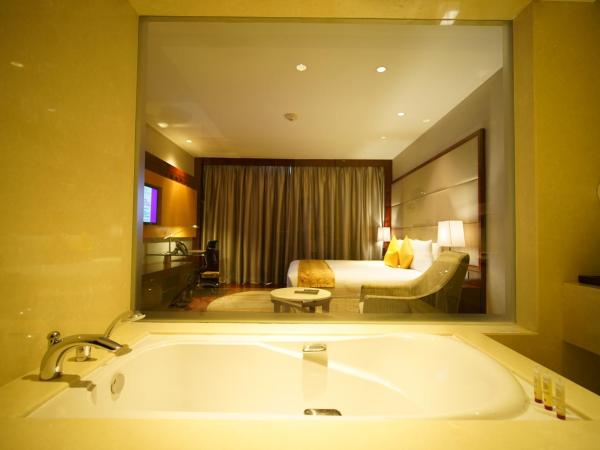 Crowne Plaza Kochi, an IHG Hotel : photo 3 de la chambre suite lit king-size junior avec accès au salon