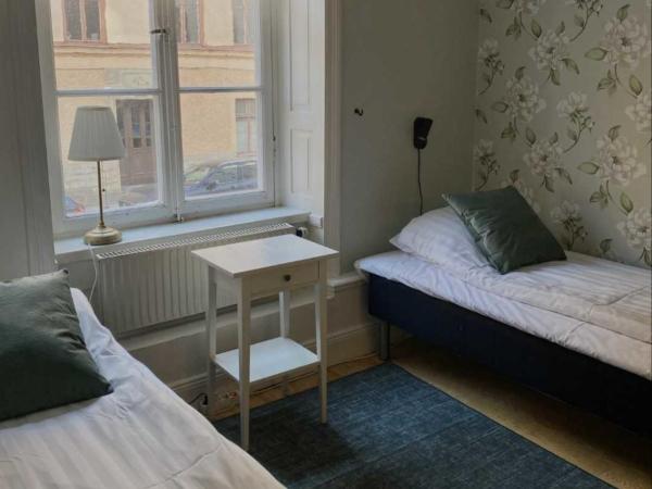 Lilla Brunn : photo 9 de la chambre chambre lits jumeaux avec salle de bains commune