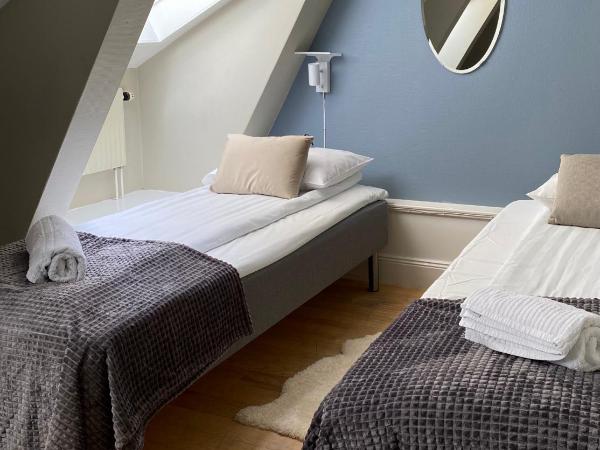 Lilla Brunn : photo 4 de la chambre chambre lits jumeaux avec salle de bains commune