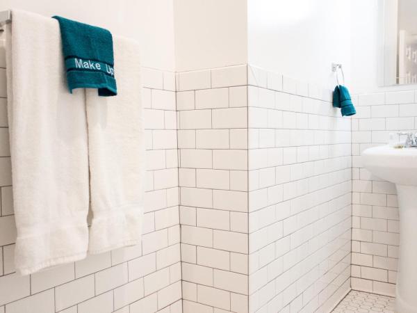 11th Avenue Hostel : photo 4 de la chambre chambre double avec salle de bains