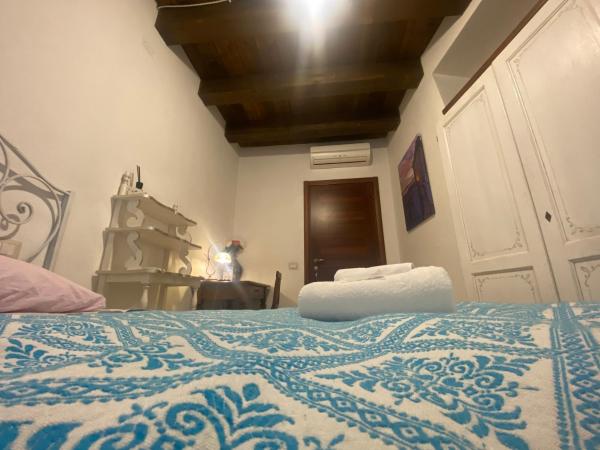 L'Antica Torre Caralis Holiday : photo 3 de la chambre chambre simple avec salle de bains extérieure privative